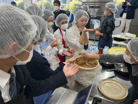 調理実習でカレーを作っている様子。食品衛生のため、全員がビニールキャップを着用しています